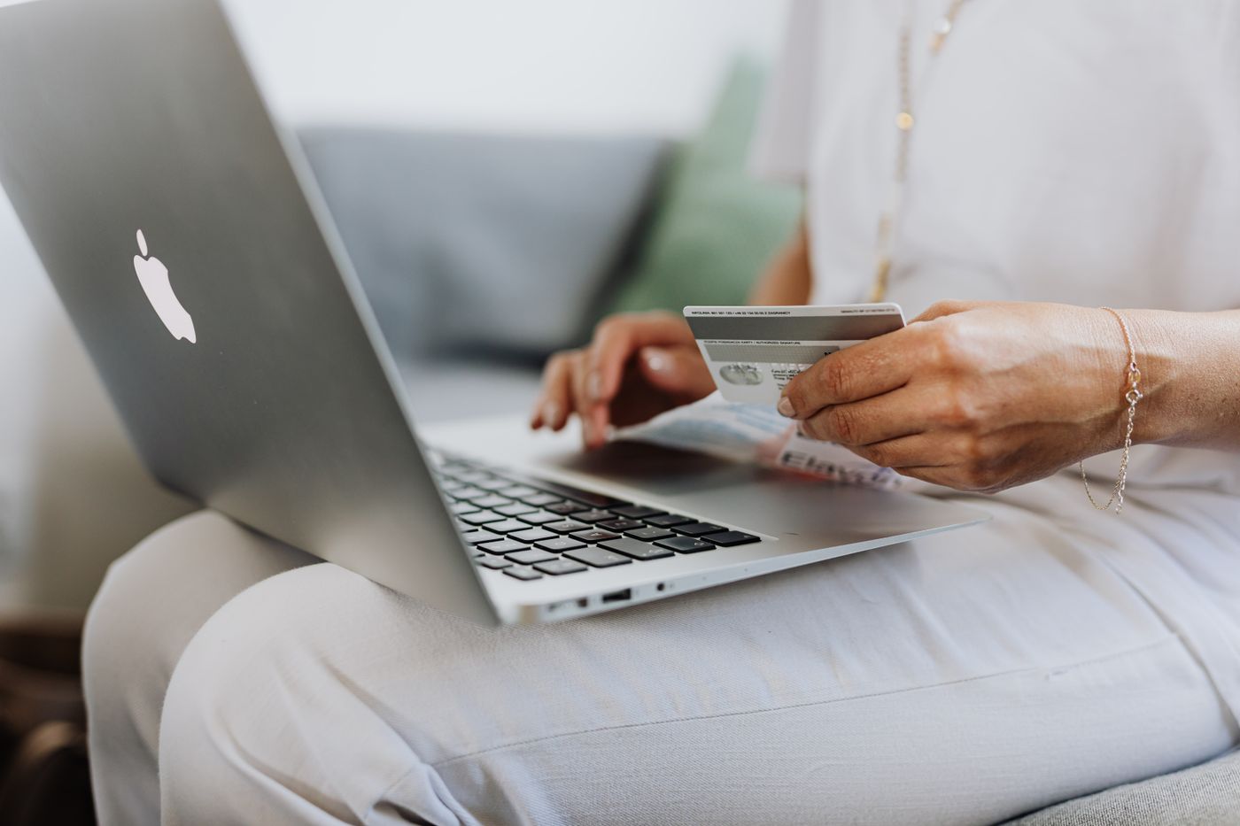 Person simplifying debts and managing repayments online